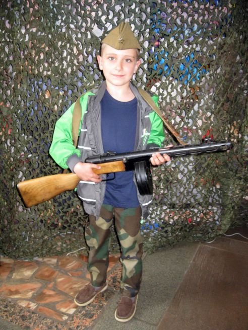 Кинотеатр «Знамя» и военно-исторический клуб «Поиск» устроили в Калинковичах проект, посвященный Дню Победы