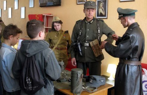 Кинотеатр «Знамя» и военно-исторический клуб «Поиск» устроили в Калинковичах проект, посвященный Дню Победы