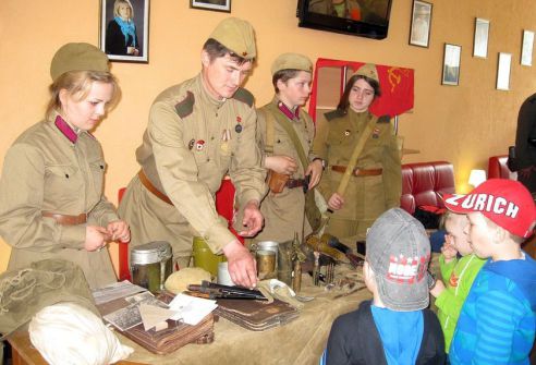 Кинотеатр «Знамя» и военно-исторический клуб «Поиск» устроили в Калинковичах проект, посвященный Дню Победы