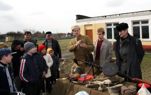 Кинотеатр «Знамя» и военно-исторический клуб «Поиск» устроили в Калинковичах проект, посвященный Дню Победы