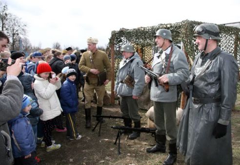 Кинотеатр «Знамя» и военно-исторический клуб «Поиск» устроили в Калинковичах проект, посвященный Дню Победы
