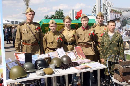 Кинотеатр «Знамя» и военно-исторический клуб «Поиск» устроили в Калинковичах проект, посвященный Дню Победы