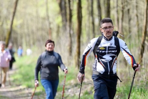 «Белые ходоки». Руководители гомельского клуба скандинавской ходьбы рассказали о пользе прогулок с палками в руках