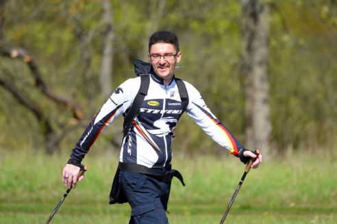 «Белые ходоки». Руководители гомельского клуба скандинавской ходьбы рассказали о пользе прогулок с палками в руках