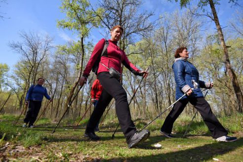 «Белые ходоки». Руководители гомельского клуба скандинавской ходьбы рассказали о пользе прогулок с палками в руках