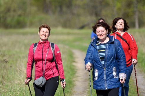 «Белые ходоки». Руководители гомельского клуба скандинавской ходьбы рассказали о пользе прогулок с палками в руках