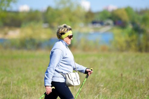 «Белые ходоки». Руководители гомельского клуба скандинавской ходьбы рассказали о пользе прогулок с палками в руках