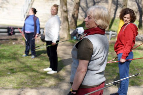 «Белые ходоки». Руководители гомельского клуба скандинавской ходьбы рассказали о пользе прогулок с палками в руках