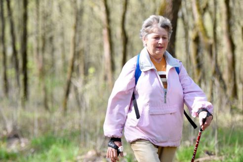 «Белые ходоки». Руководители гомельского клуба скандинавской ходьбы рассказали о пользе прогулок с палками в руках