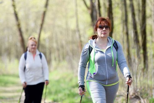 «Белые ходоки». Руководители гомельского клуба скандинавской ходьбы рассказали о пользе прогулок с палками в руках
