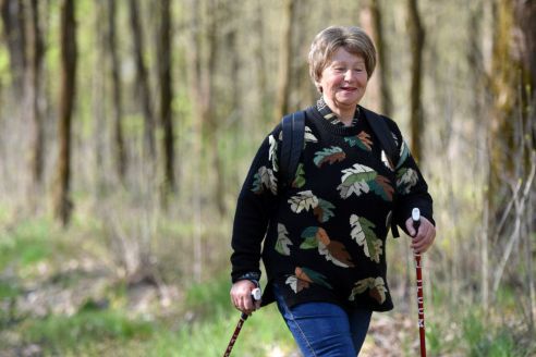 «Белые ходоки». Руководители гомельского клуба скандинавской ходьбы рассказали о пользе прогулок с палками в руках