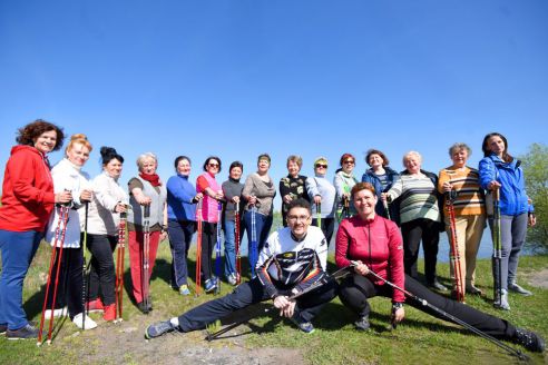 «Белые ходоки». Руководители гомельского клуба скандинавской ходьбы рассказали о пользе прогулок с палками в руках