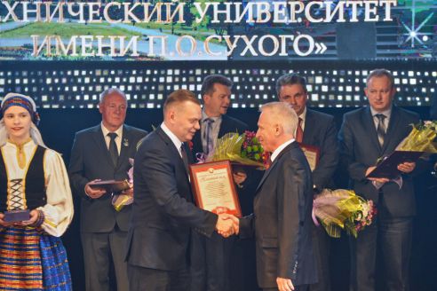 Признание и почёт. В Советском районе наградили лучшие трудовые кол­лективы по итогам работы в 2016 году