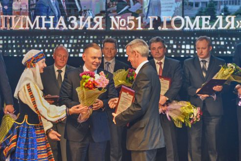 Признание и почёт. В Советском районе наградили лучшие трудовые кол­лективы по итогам работы в 2016 году