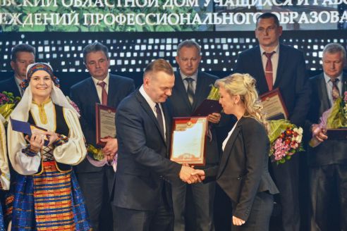 Признание и почёт. В Советском районе наградили лучшие трудовые кол­лективы по итогам работы в 2016 году