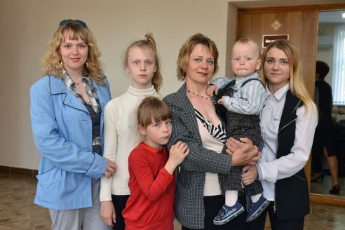 Бог дал. В Советском районе в День семьи вручили два ордена Матери