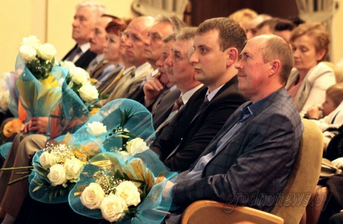 В областном драматическом театре состоялся торжественный вечер, посвященный Дню химика