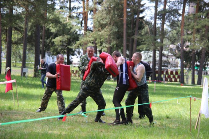 Грязь, бревна и комната страха... Соревнования по экстремальному бегу прошли в Сморгонской пограничной группе