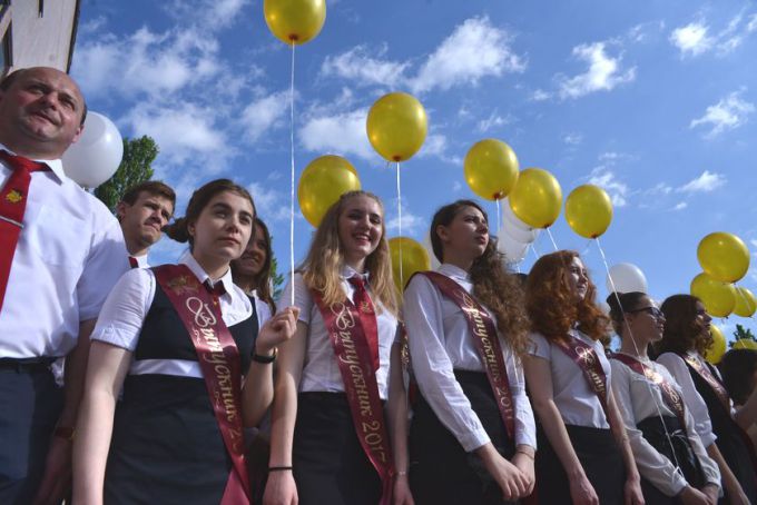 Фотофакт. В гомельских школах прозвенел последний звонок