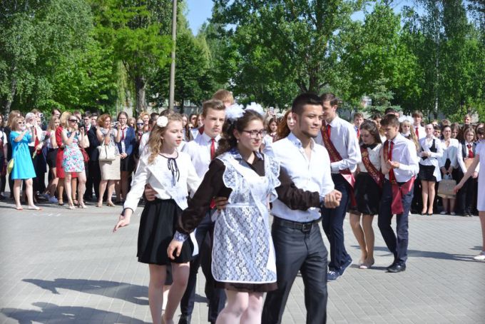 Фотофакт. В гомельских школах прозвенел последний звонок
