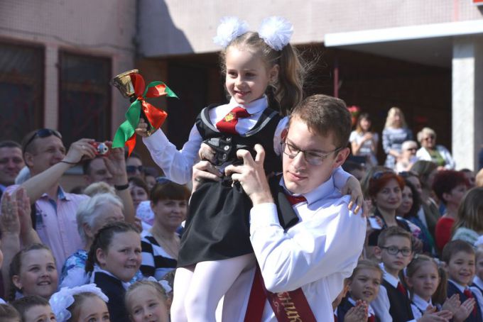 Фотофакт. В гомельских школах прозвенел последний звонок