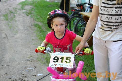 Велосипедисты проехали через разбитый камень на Слонимщине