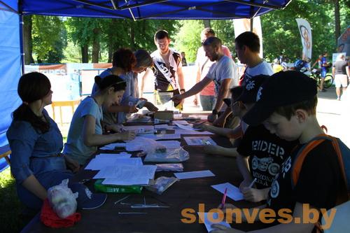 Велосипедисты проехали через разбитый камень на Слонимщине