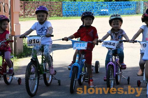 Велосипедисты проехали через разбитый камень на Слонимщине