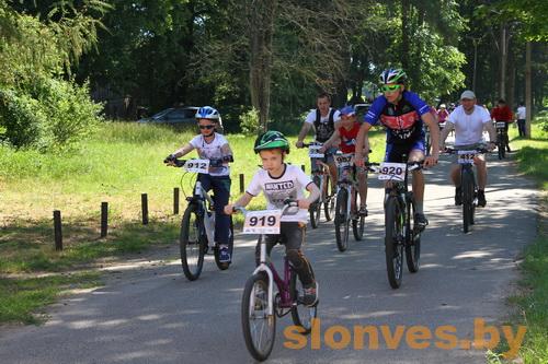 Велосипедисты проехали через разбитый камень на Слонимщине