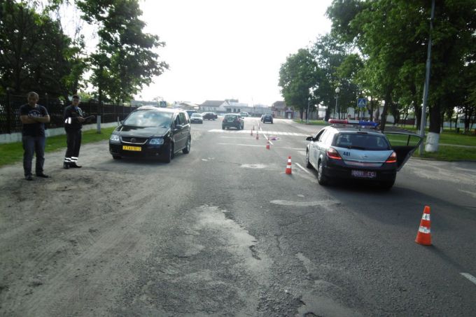 В Калинковичах "Фольксваген" сбил насмерть 80-летнюю учительницу, которая возвращалась с праздничной линейки