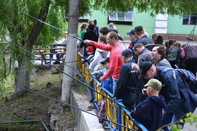 Гомельский ВСЗ устроил для детей своих работников рыбалку на заводском пруду
