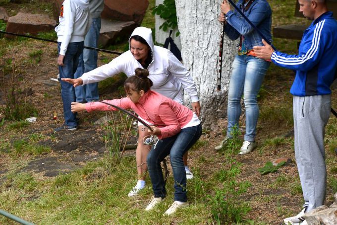 Гомельский ВСЗ устроил для детей своих работников рыбалку на заводском пруду