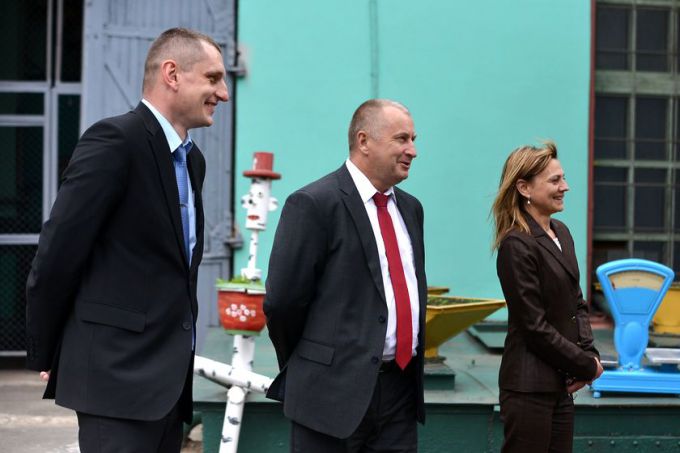 Гомельский ВСЗ устроил для детей своих работников рыбалку на заводском пруду