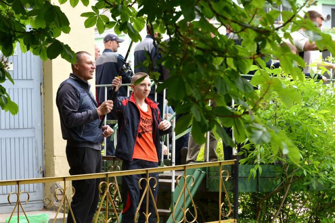 Гомельский ВСЗ устроил для детей своих работников рыбалку на заводском пруду