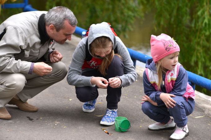 Гомельский ВСЗ устроил для детей своих работников рыбалку на заводском пруду