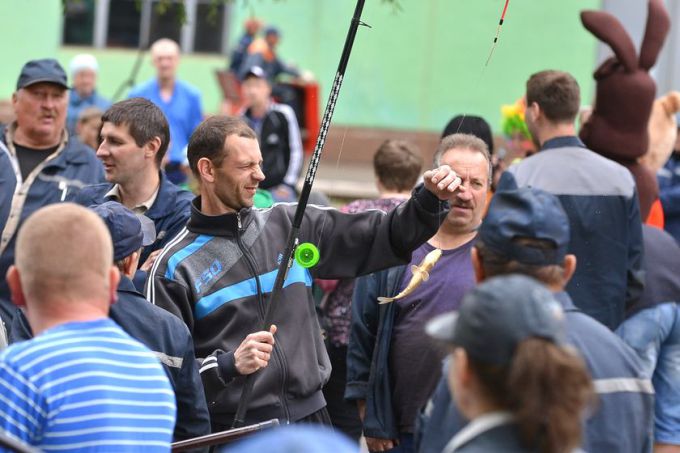 Гомельский ВСЗ устроил для детей своих работников рыбалку на заводском пруду