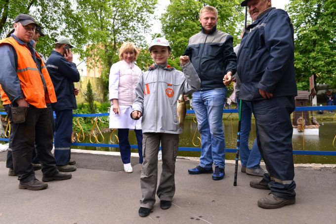 Гомельский ВСЗ устроил для детей своих работников рыбалку на заводском пруду