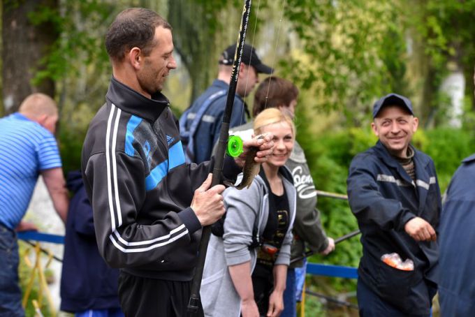 Гомельский ВСЗ устроил для детей своих работников рыбалку на заводском пруду