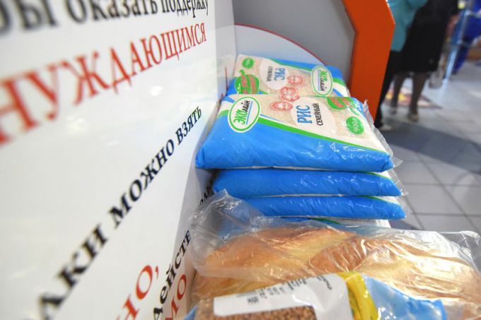 В Гомеле появились полки с бесплатными продуктами для малоимущих