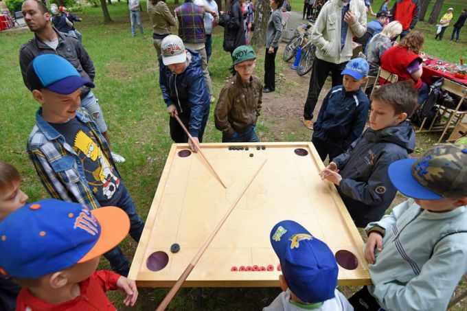 Квест-игра, живой звук и пони: как встречали лето в парке Фестивальном