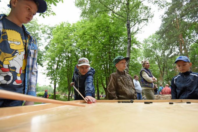 Квест-игра, живой звук и пони: как встречали лето в парке Фестивальном