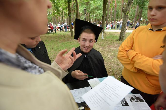 Квест-игра, живой звук и пони: как встречали лето в парке Фестивальном