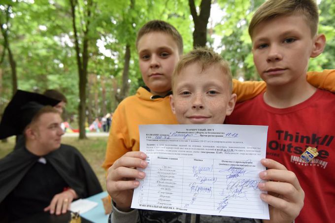 Квест-игра, живой звук и пони: как встречали лето в парке Фестивальном