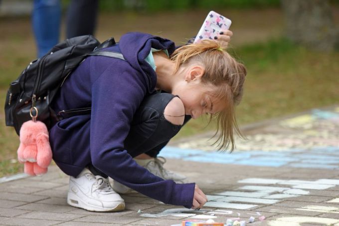 Квест-игра, живой звук и пони: как встречали лето в парке Фестивальном
