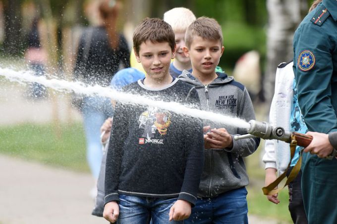 Квест-игра, живой звук и пони: как встречали лето в парке Фестивальном