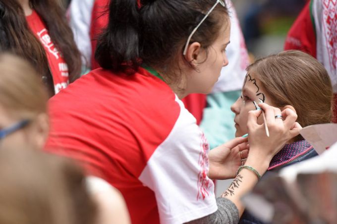 Квест-игра, живой звук и пони: как встречали лето в парке Фестивальном