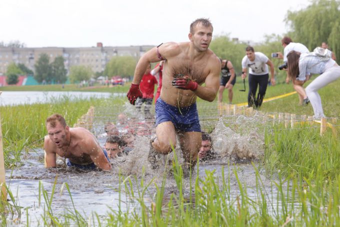 В Калинковичах впервые прошли гонки с препятствиями Zone Race