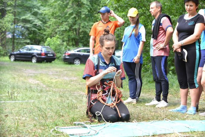 Участники районного турслёта забивали бананами гвозди и готовили зубную пасту для слона