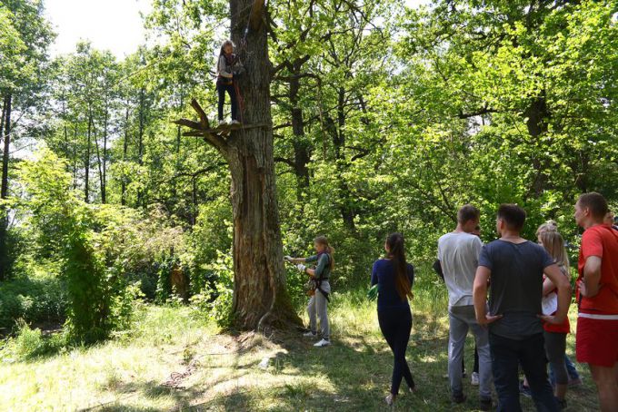 Участники районного турслёта забивали бананами гвозди и готовили зубную пасту для слона