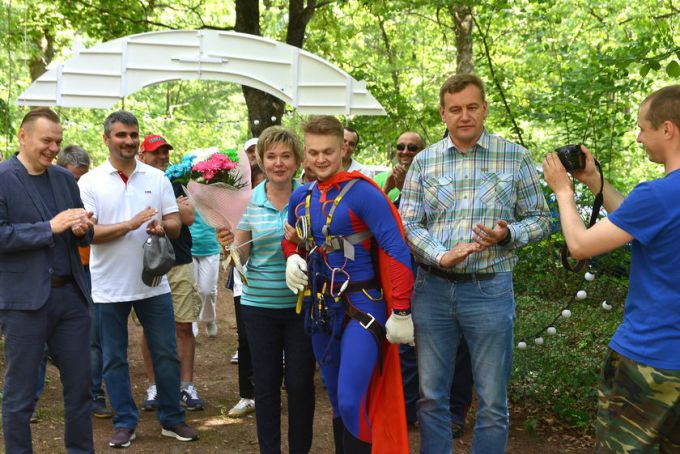 Участники районного турслёта забивали бананами гвозди и готовили зубную пасту для слона